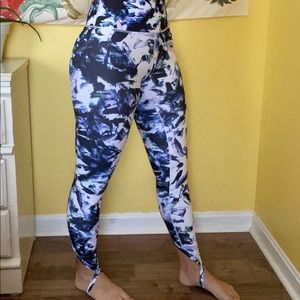 Fabletics High-Waisted Printed Legging